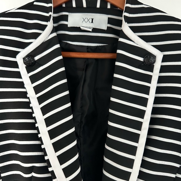 Black & white striped blazer US M - Picture 3 of 4